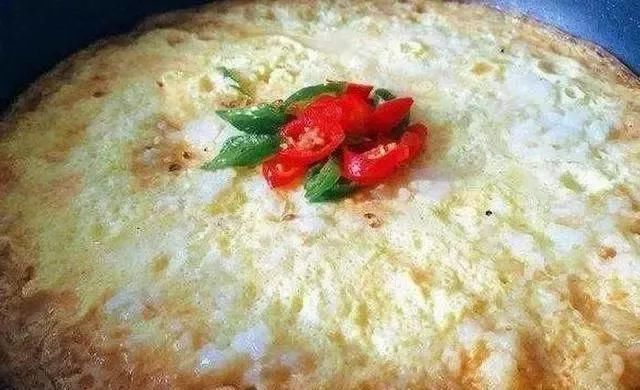 蒸米饭时打上一层鸡蛋,老爸觉得太浪费,吃了几口后根本停不下来