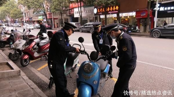 安顺经开区：城管交警联合执法 开展车辆违停整治