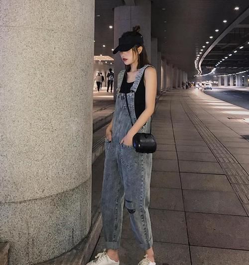 街拍：小姐姐破洞牛仔裤系列，潮流配穿出个性，青春减龄有活力！