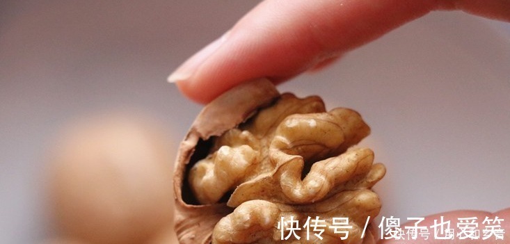 姑姑|53岁的姑姑吃了20年的核桃吃法,不炒不炸不熬粥,越吃越精神!