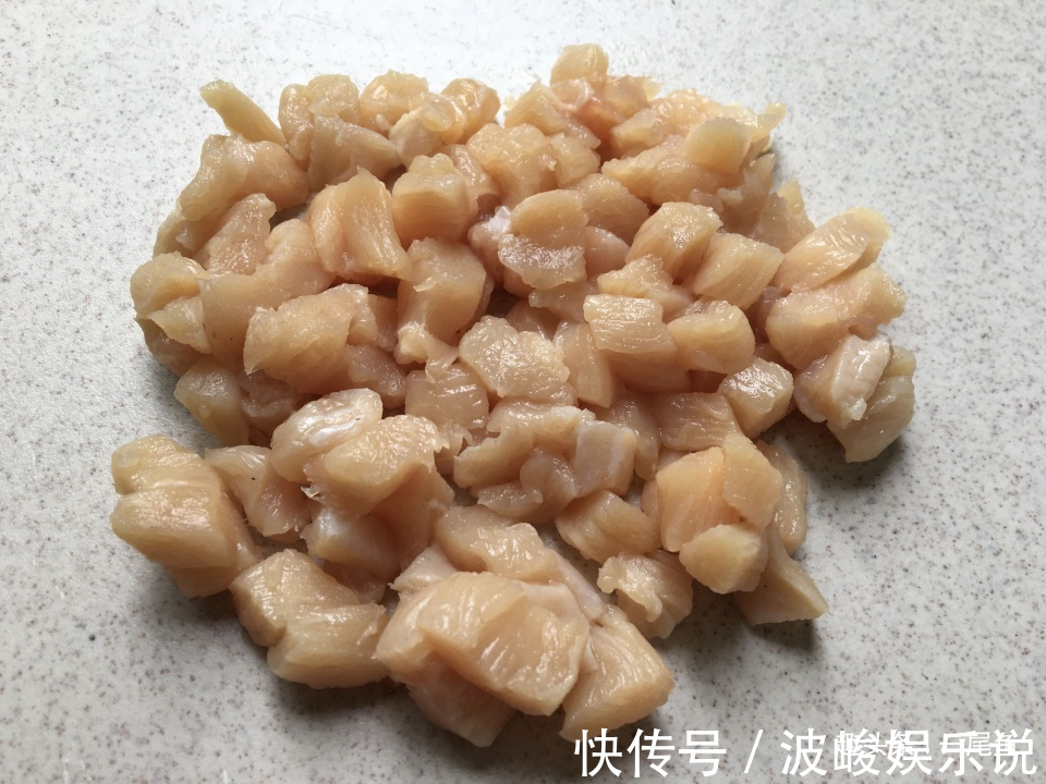 土豆和鸡肉天生一对，不加一滴水简单炒一炒，鲜美嫩滑好吃又解馋