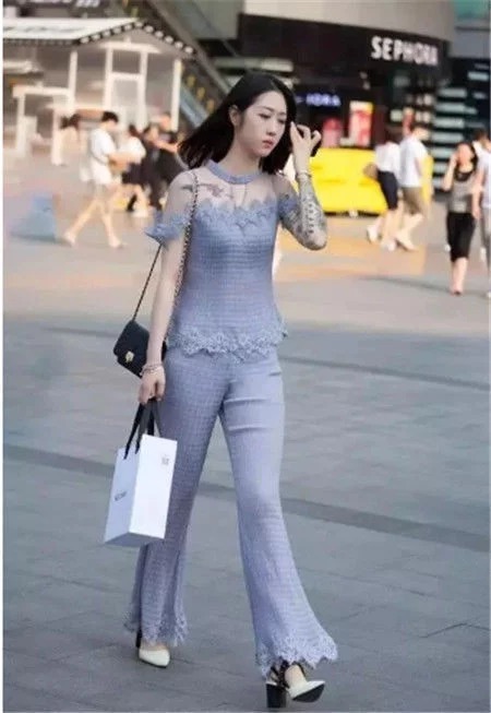 长裙|身穿抹胸长裙的美女,长发披肩,气质温婉动人