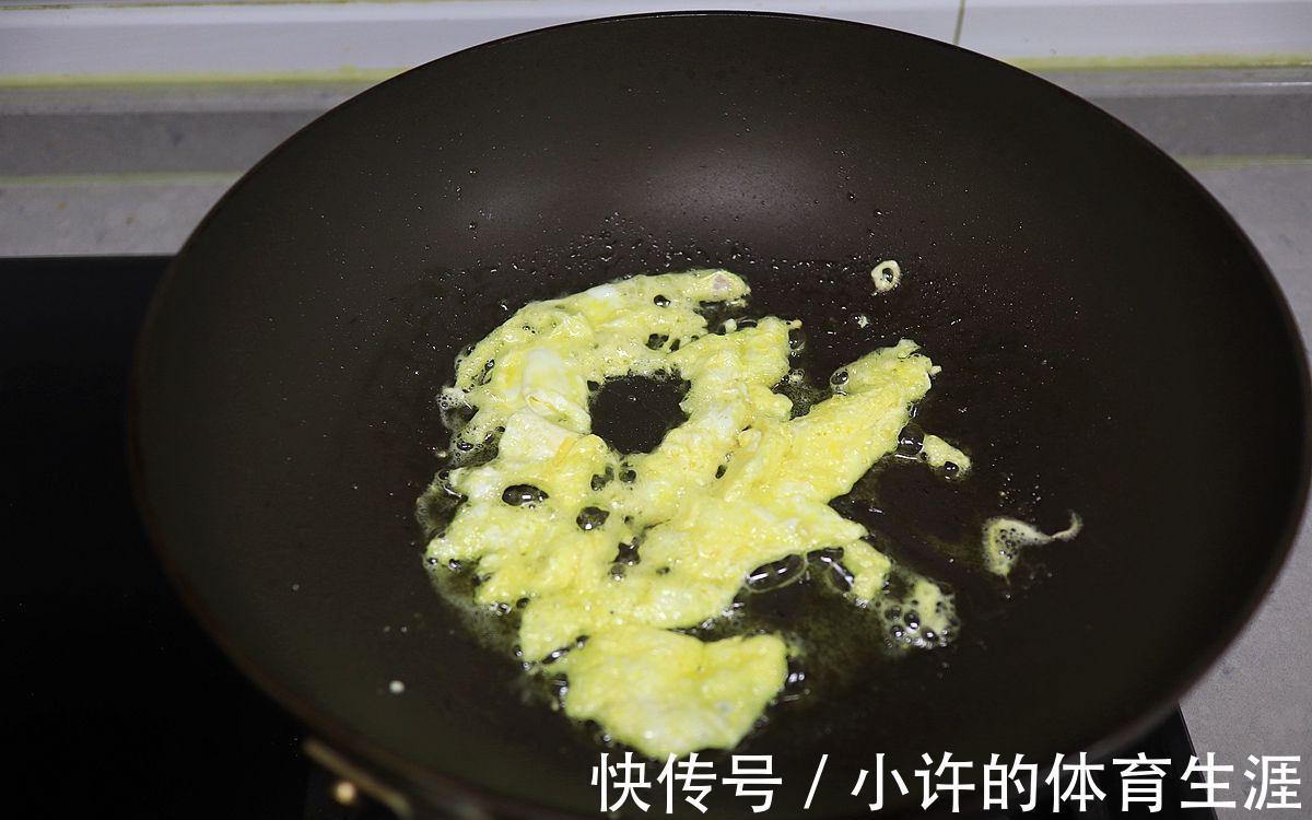 让人感觉到温暖的鸡蛋南瓜饺子,甜甜的,味道很独特