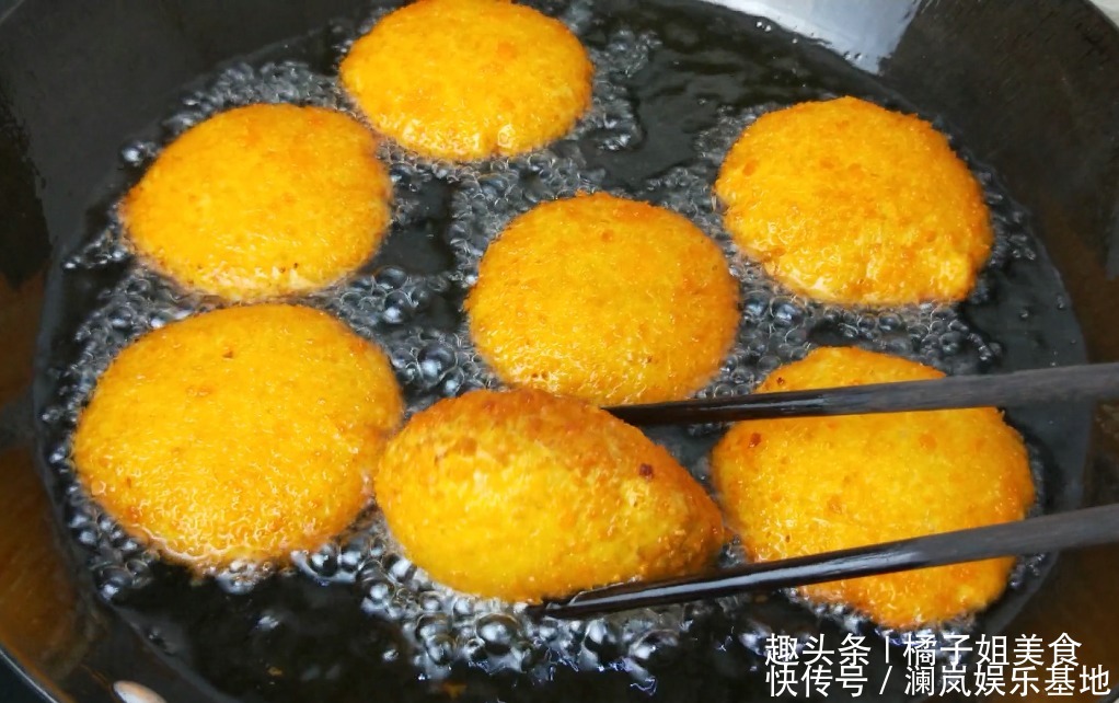 南瓜饼|我家南瓜从来不煮,1斤南瓜1勺白糖,秘制一做,一次做15个不够吃