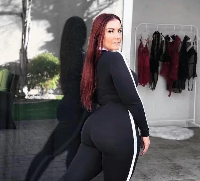 美女|乌克兰美女，通过健身使自己的身材凹凸有致，还当上了大码模特