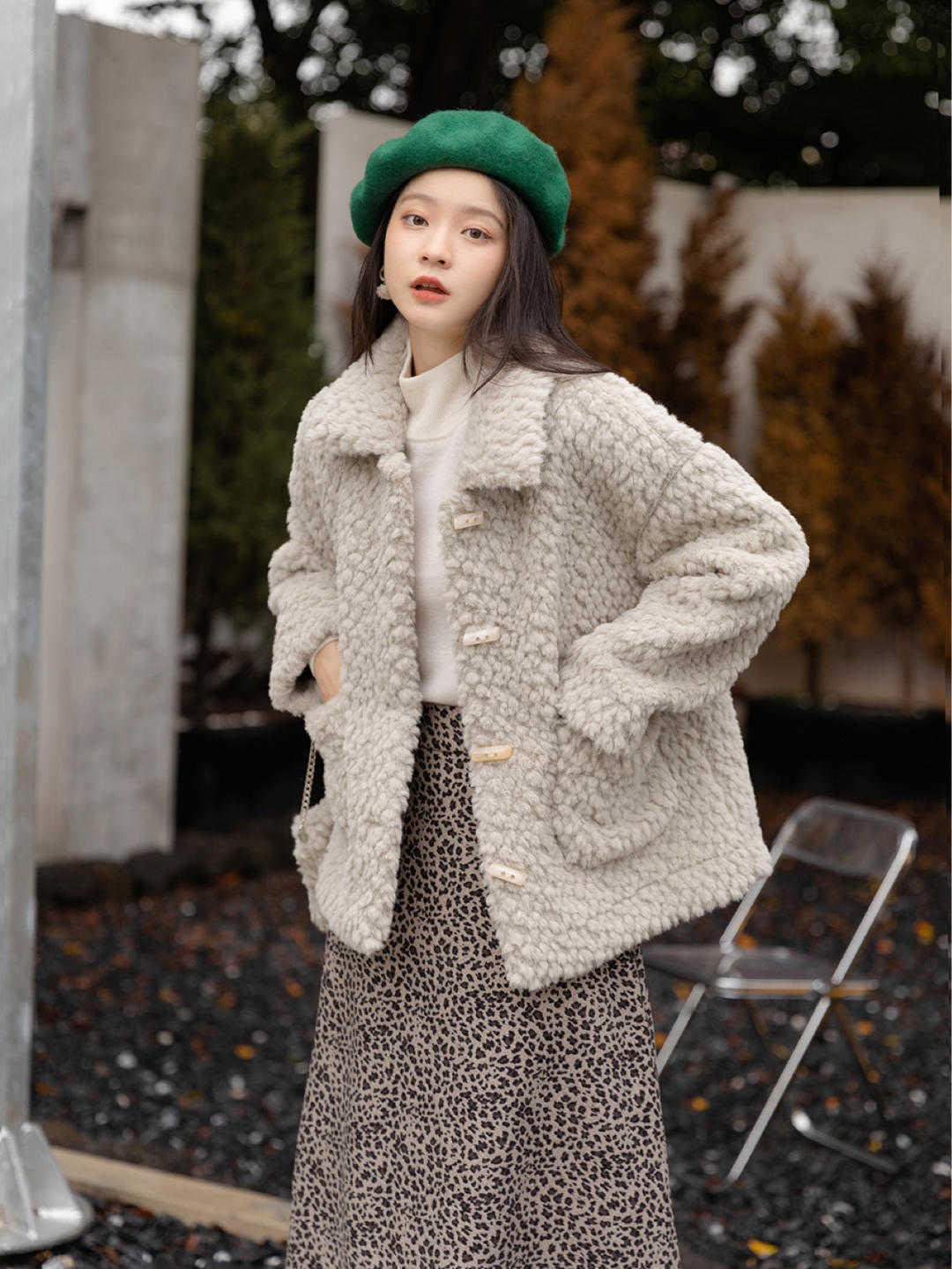 外套 羽绒服不流行了,今年更火的是“羊羔毛外套”,保暖舒适又百搭