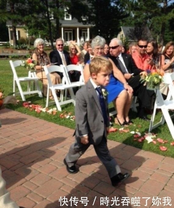 婚礼上所有人都一本正经,花童们却很任性