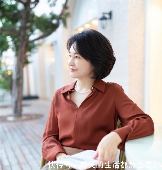 构造 奔六的女人会搭配更有魅力,学习她的减龄穿搭术,时尚优雅很高级!