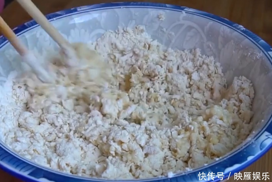 1分钟学会经典早餐“油饼”,做法简单,外酥里嫩又空心,超好吃