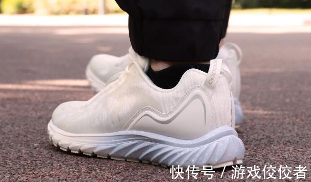 跑鞋 舒适、透气、缓震,入门级专业跑鞋咕咚10k pro体验!
