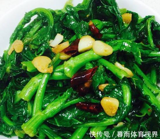 加上|不管炒什么青菜,下锅前加上这个食材,菜叶绿的发亮