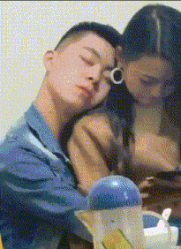|搞笑GIF:骚年,抢一次镜头就好了,非要被打了才知道错