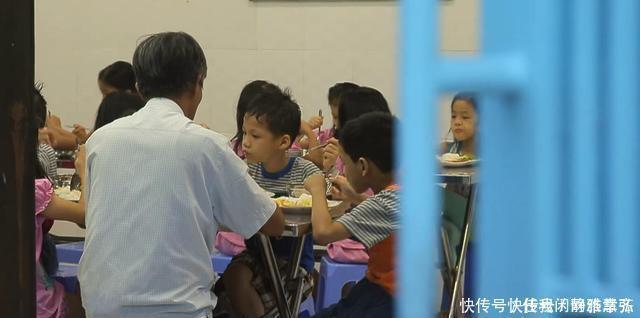 墓碑|他是100个孩子的“父亲”,但他同时亲手埋葬了超过2万名婴儿