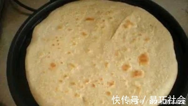 开水烫面还是抹油？大厨教你一招，烙饼香软还出层
