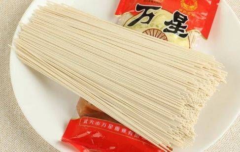 超市买挂面,看到这“3个字”,立马放回去,白送都不能要