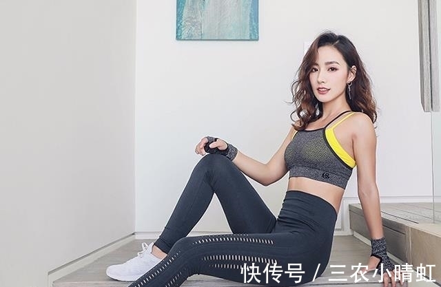 打底裤|街拍：打底裤小姐姐突显身材曲线时尚美，展现现代女性都市感