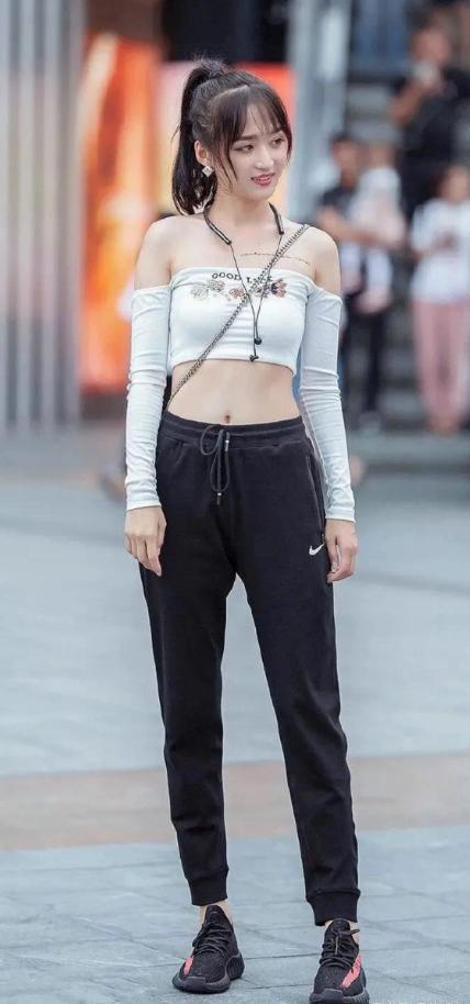 一字领印花露肩T恤简洁而百搭, 穿出酷酷的感觉, 走出优雅的气质