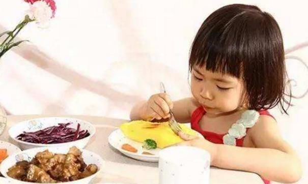 妈妈|吃货宝宝半夜跑厨房偷吃,被妈妈逮到还一脸淡定,惯犯无疑了