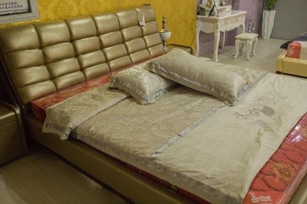 睡觉时,选硬板床好还是软底床好?睡错或伤身,赶紧纠正