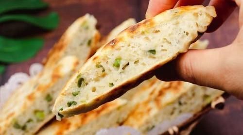 不需要揉面,这是懒人葱花饼的做法,简单3步就能搞定,外酥里软