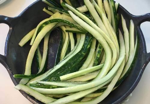 腌黄瓜“2不放1不浇”，酸辣脆爽，开胃又解馋，过年必备