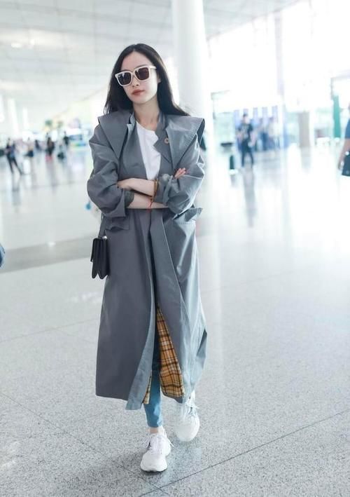 纯色 秋风衣是首选，明星手把手教你选款与搭配，换季照样美美的