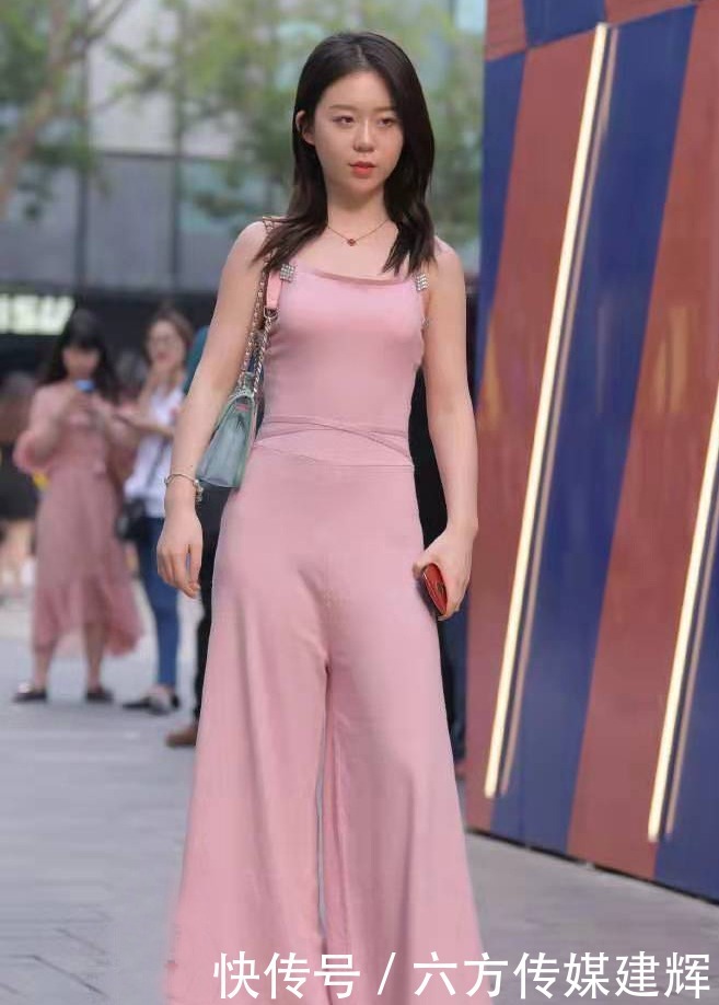 矮个子女生粉色连衣裤+粉色细高跟,尽显俏皮气质