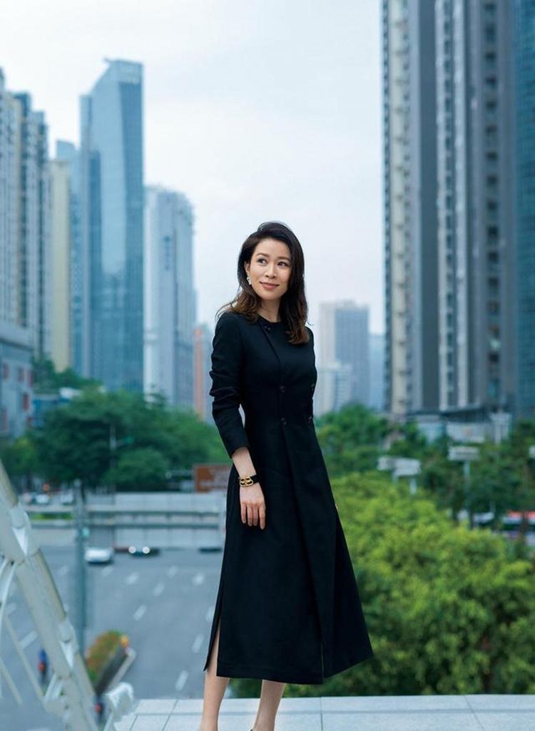 气质|街拍：牛仔裤颜色经典耐性，个性中彰显时尚，展现女性纯美的气质