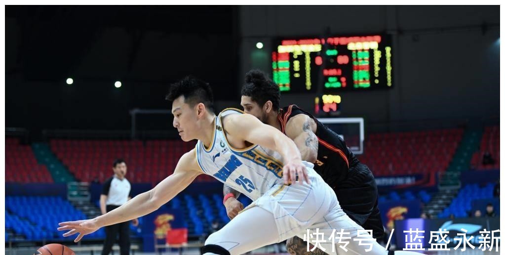 北京首钢|组图深圳马可波罗胜北京首钢 林书豪在比赛中安慰田宇翔!