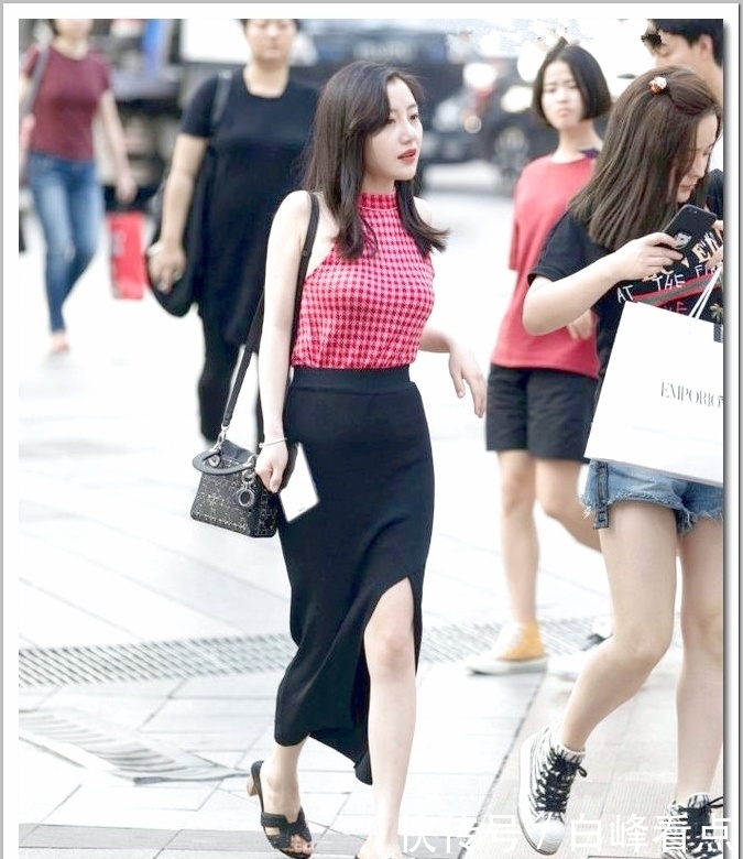 街头|街拍丨生活在街头上的女孩们都非常漂亮