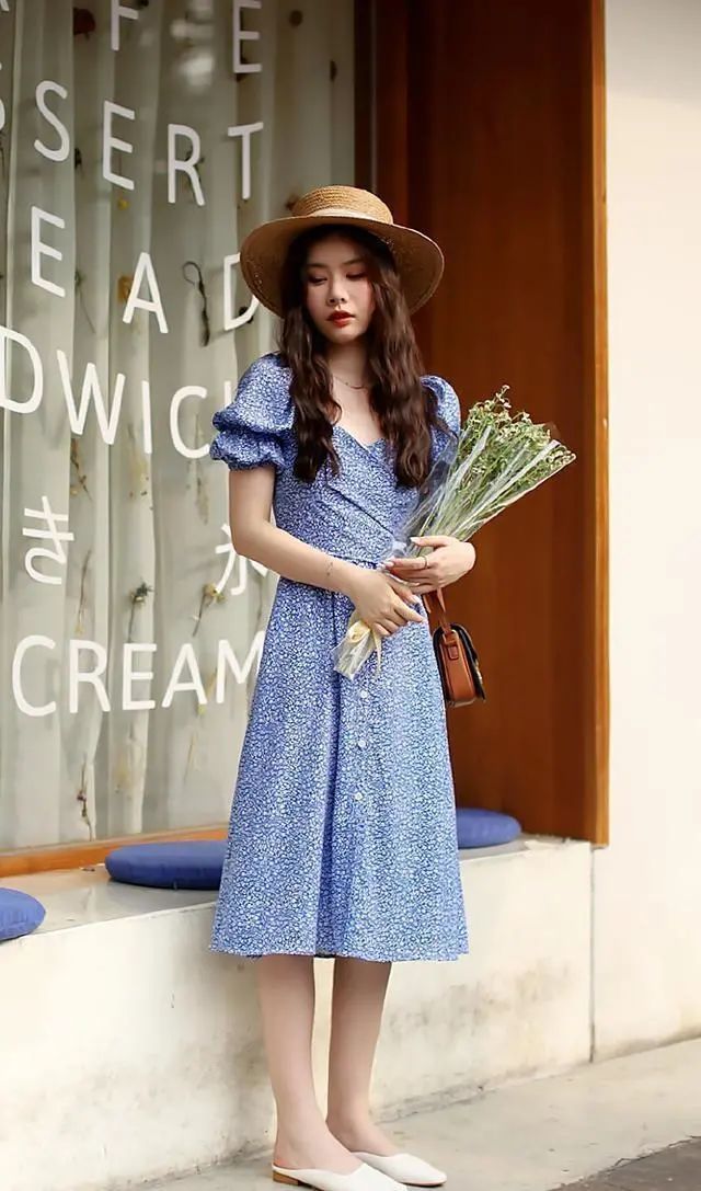 藏蓝色|街拍美女:连衣裙穿搭这样好迷人,能完美勾勒美好身材,效果满满