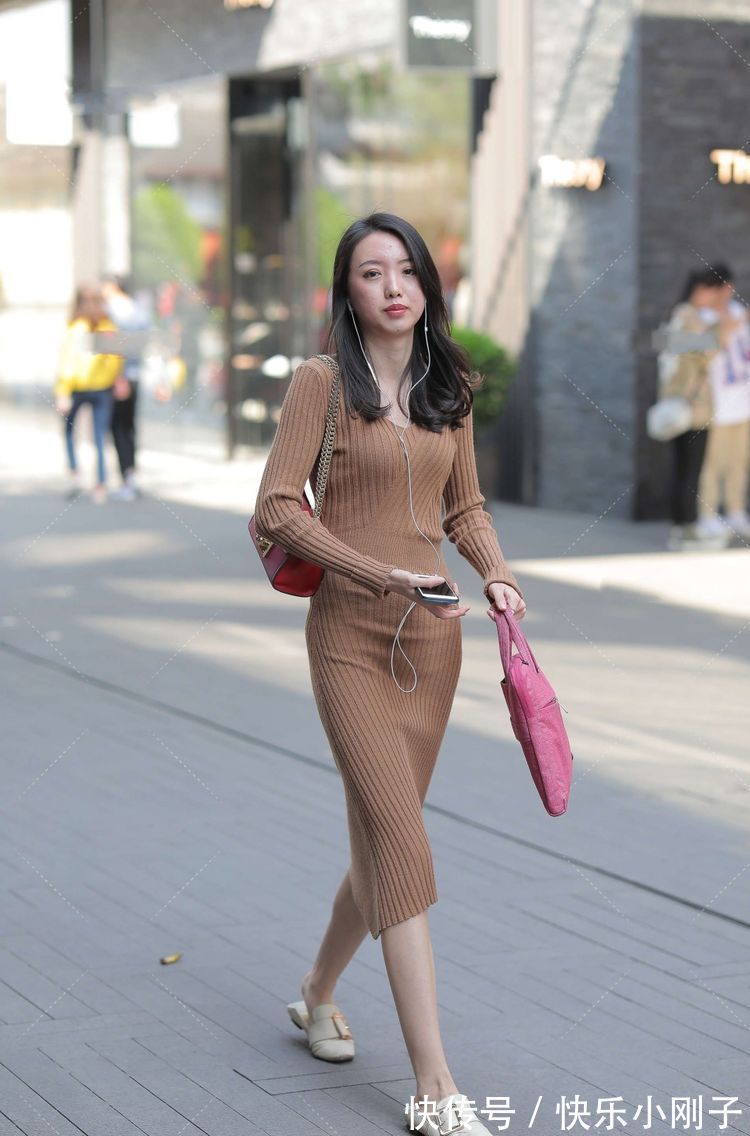 针织长裙 小姐姐深卡其色的针织长裙,穿出了清新大方的美,潇洒又靓丽