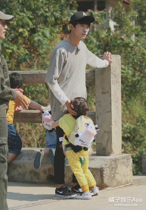 還記得《放開我北鼻》哈琳嗎？她和易烊千璽拍戲了。