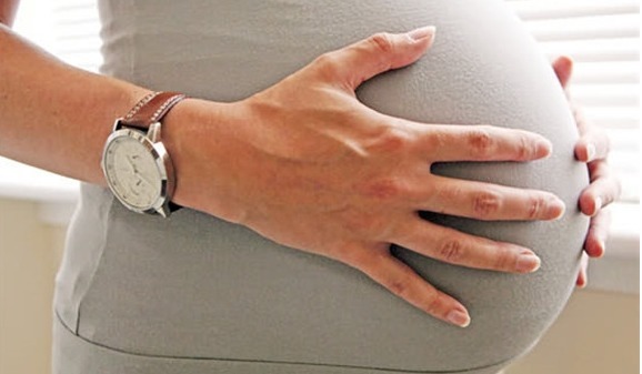 顺产|孕妇为顺产半夜爬楼梯,没想到孩子出生后,全家人已是泪流满面!