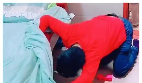 宝妈|“贪睡奶爸”带娃反被娃“揍”火了,被发现后三小只东逃西窜