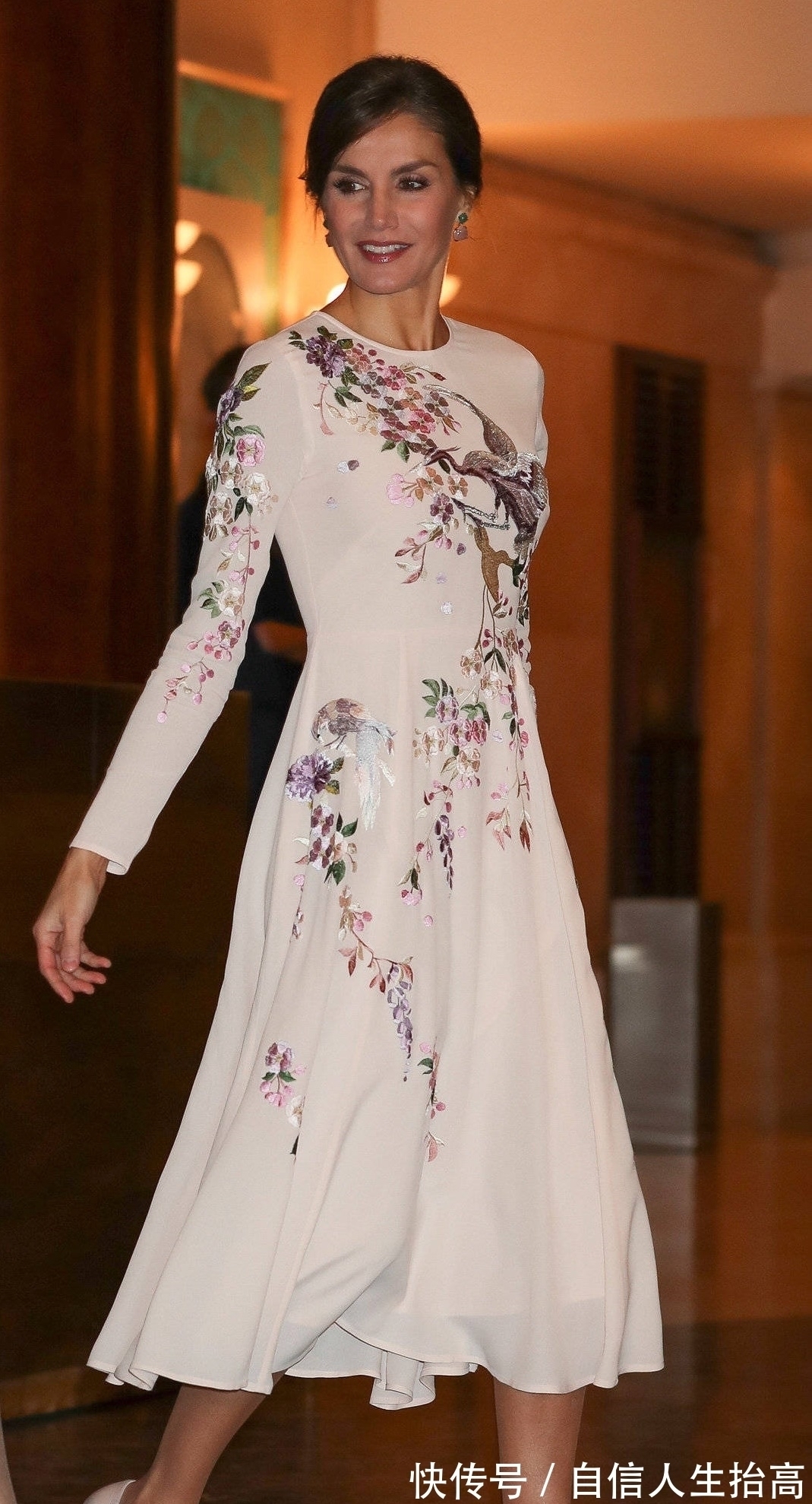 莱蒂齐亚 这才是西班牙王后的真实力,一天换3套穿搭,中式长裙最适合她!