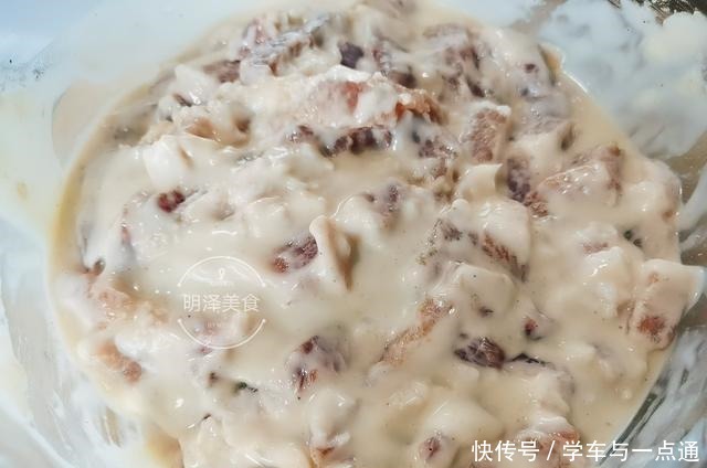 炸酥肉时,很容易出现“脱壳”现象,我来教你怎样解决这个问题