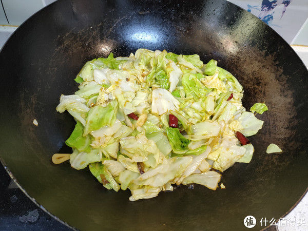 大厨教你一招炒包菜，脆爽入味特好吃