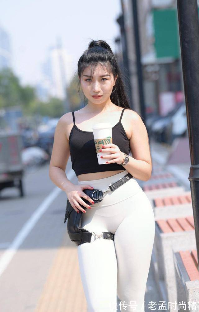 a8856 打底裤搭配黑色上衣,显瘦又个性,越看越时尚,你觉得怎么样?