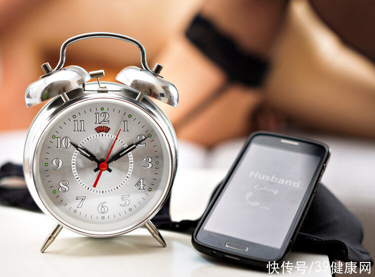 生物钟|别被“8小时睡眠”骗了！睡太多，比熬夜还伤身？现在改变还不晚