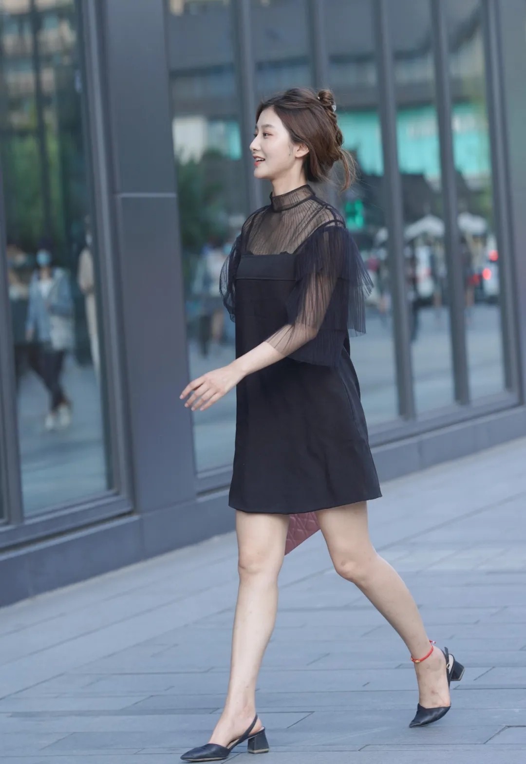 女生们 凸显迷人风采的服装搭配,散发出优雅的气息,回头率超高