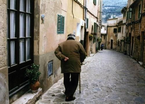 体质|老年人走路,若没有这3种现象,说明你的体质不错