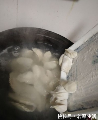 好吃|煮冻饺子,别直接下锅煮!大厨教你三招,饺子嫩滑好吃,不破皮