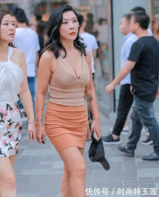 上衣 姐姐气场就是霸气,棕色上衣搭配橙色短款裙,一身藏不住的精致感