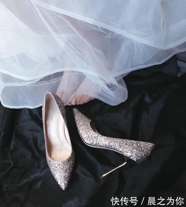 女人味十足 亮片尖头细跟鞋足够让你在人群中养足眼,路人瞬间沦陷