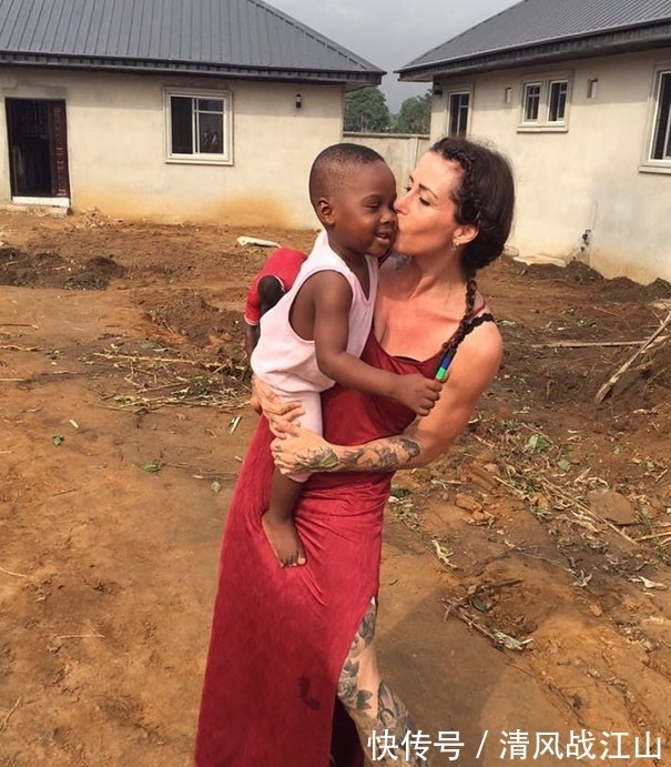 父母|瘦弱男童被父母抛弃，善良美女将他带回家，2年后男童变成了这样