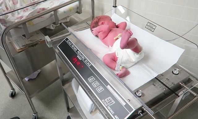 新生儿|新生儿出生第1周，4个身体数据暗示着宝宝的智商，妈妈知道几个