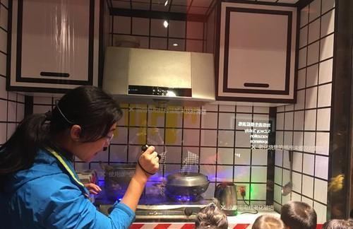 皮肤|3岁男童误将502胶当滴眼液,幸好妈妈及时处理,医生也为她点赞