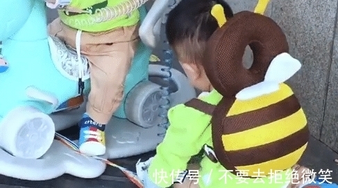 木马|“最敷衍奶爸”佛系带娃火了,奶奶扛着扫把还有3秒到达现场