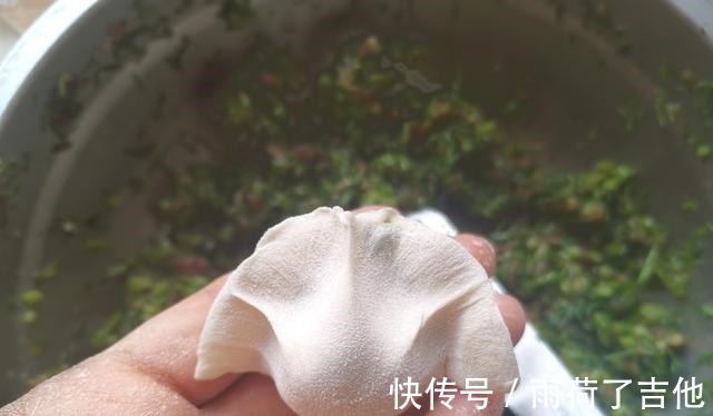 冬天包饺子,白菜萝卜靠边站,用它鲜美多汁特好吃,连吃2盘真香!